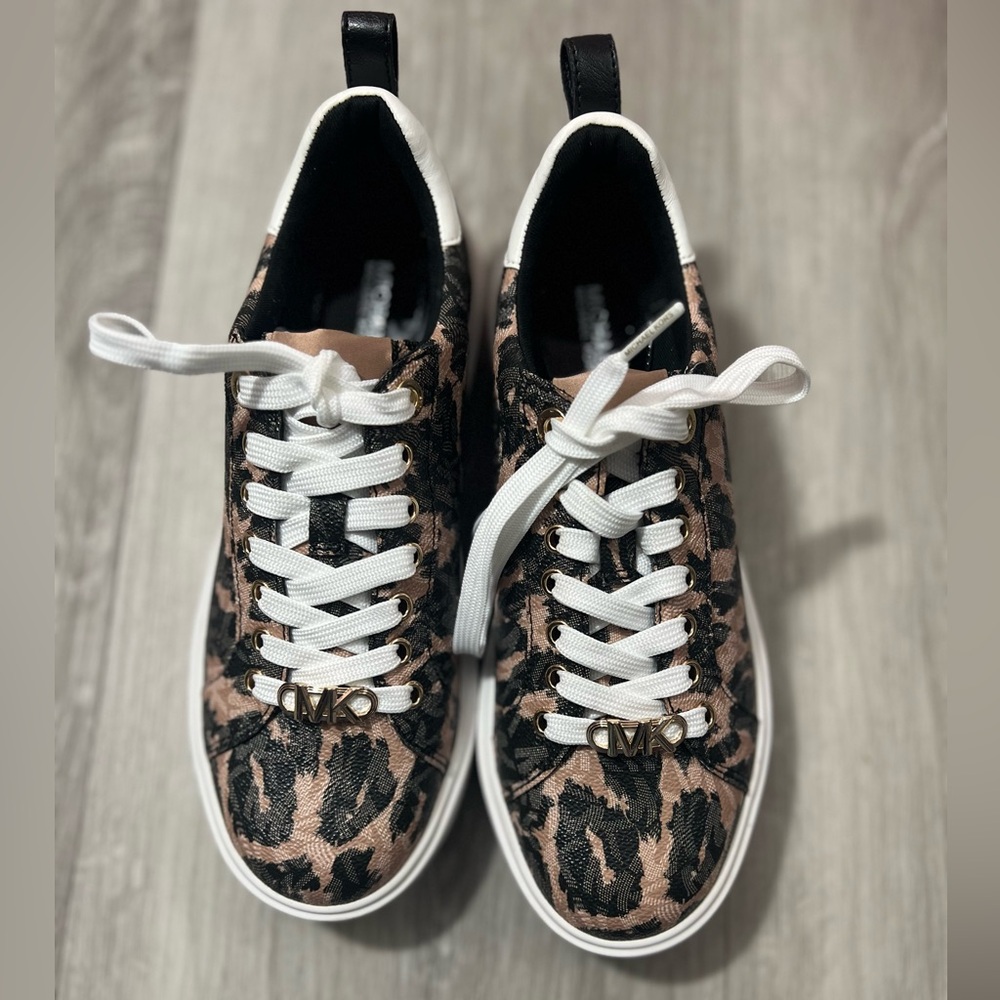 Michael Kors Emmett Lace Up ✨brand new ✨Color Black/Dark Camel/Optic White